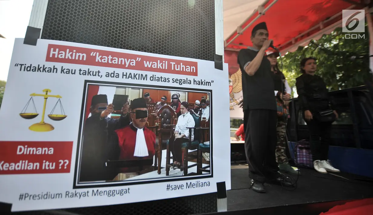 Massa Presidium Rakyat Menggugat menyampaikan orasi saat menggelar aksi Save Meiliana di depan Gedung Mahkamah Agung (MA), Jakarta, Rabu (12/9). Massa meminta MA untuk membebaskan Meiliana dari tuntutan. (Merdeka.com/Iqbal Nugroho)