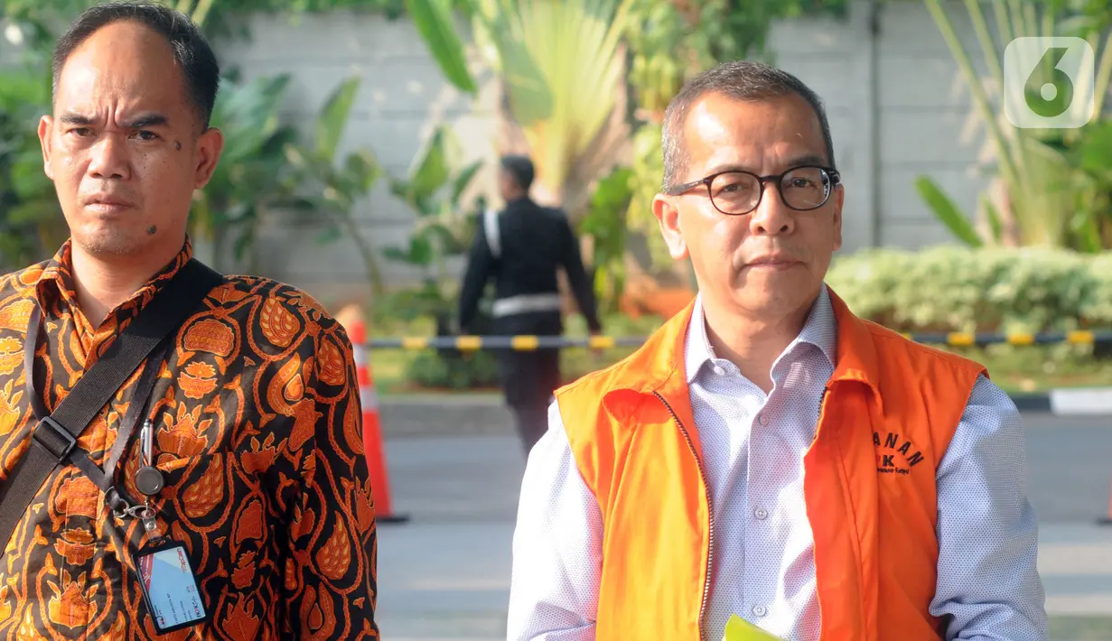 Mantan Direktur Utama PT Garuda Indonesia (Persero) Tbk Emirsyah Satar tiba di Gedung KPK untuk menjalani pemeriksaan, Jakarta, Rabu (4/12/2019). Emirsyah diperiksa sebagai tersangka dugaan suap pengadaan pesawat dan mesin dari Airbus dan Rolls-Royce ke PT Garuda Indonesia. (merdeka.com/Dwi Narwoko)