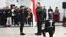 <p>Menpora RI Dito Ariotedjo menyerahkan bendera Merah Putih kepada Chef de Mission (CdM) Kontingen Indonesia Anindya Novyan Bakrie dalam upacara Pengukuhan Kontingen Indonesia untuk Olimpiade Paris 2024 di Auditorium Wisma Kemenpora, Jakarta, Rabu (10/7/2024). Sebanyak 29 atlet akan mewakili Indonesia untuk berlaga dalam Olimpiade Paris 2024 pada 26 Juli hingga 11 Agustus 2024 mendatang. (Bola.com/Abdul Aziz)</p>