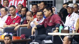 Menpora RI, Dito Ariotedjo (kanan) berbincang dengan ketua umum PBVSI, Imam Sudjarwo pada laga putaran pertama SEA V League 2023 antara Indonesia melawan Thailand di Padepokan Voli Jenderal Polisi Kunarto, Sentul, Bogor, Minggu (23/07/2023). (Bola.com/Bagaskara Lazuardi)