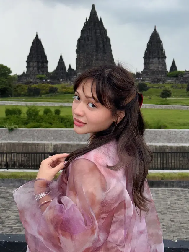 Pesona Amel Carla di Tengah Kemegahan Prambanan, Anggun dalam Nuansa Tradisi