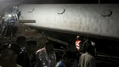 Petugas penyelamat berusaha mengevakuasi kereta penumpang yang keluar dari rel di Negara Bagian Madhya Pradesh, India, Selasa (4/8/2015). Beberapa gerbong dari kedua kereta penumpang tersebut jatuh ke sungai yang meluap. (REUTERS/ANI/Handout via Reuters)