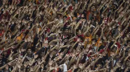 Suporter Persija Jakarta, The Jakmania, melakukan koreografi ketika memberikan dukungan saat melawan Bali United pada final Piala Presiden di SUGBK, Jakarta, Sabtu (17/2/2018). Persija menang 3-0 atas Bali United. (Bola.com/Vitalis Yogi Trisna)