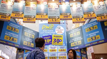 Pengunjung melihat-lihat promo tiket wisata dalam acara Astindo Travel Fair 2019 di JCC Senayan, Jakarta, Jumat (22/2). Terdapat 150 gerai dalam Astindo Travel Fair 2019. (Liputan6.com/Faizal Fanani)