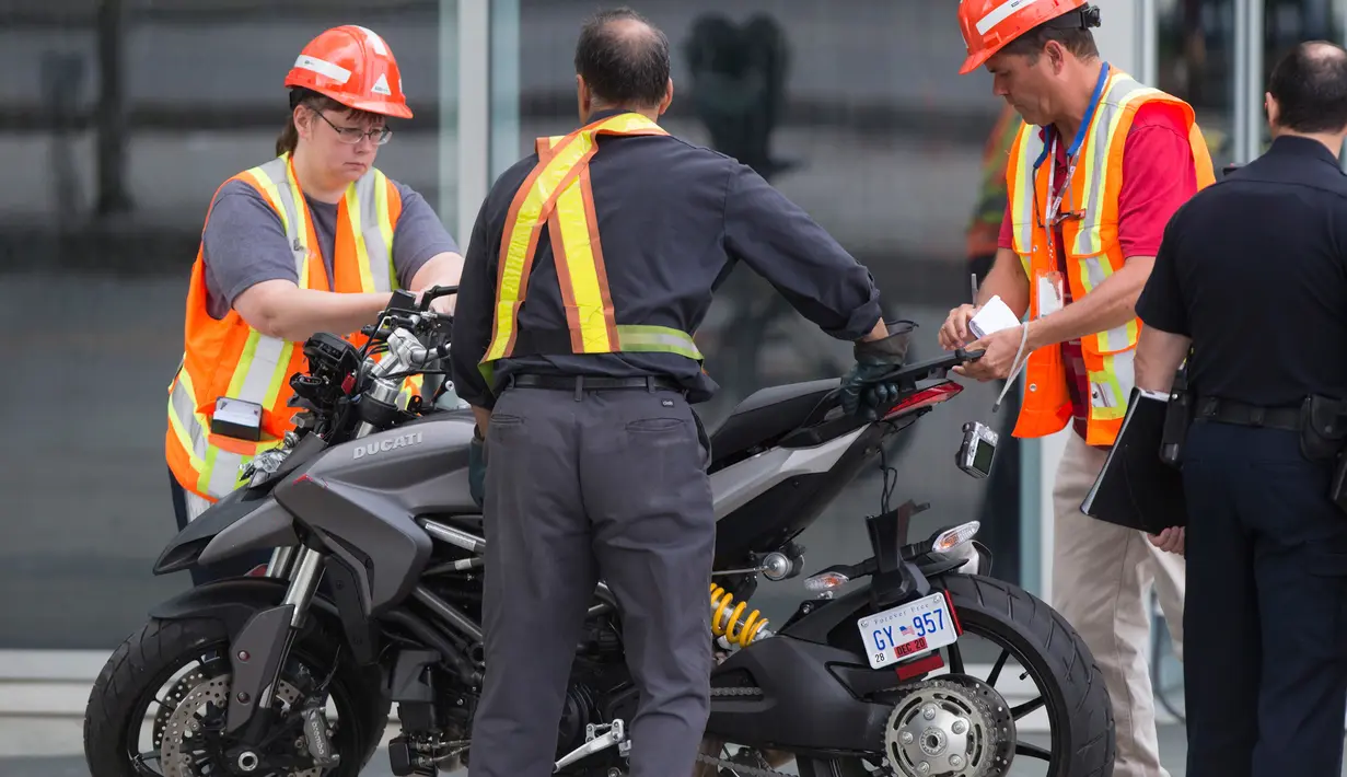 Petugas memeriksa motor Stuntwoman yang mengalami kecelakaan saat syuting film "Deadpool 2" di set, di Vancouver, BC, (14/8). Polisi menyebutkan bahwa Joi Harris tewas di tempat. (Darryl Dyck / The Canadian Press via AP)