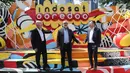 Head of Ericsson Indonesia Jerry Soper, Chief Technology & Information Officer Indosat Ooredoo Medhat Elhusseiny dan Key Account Manager Indosat Ooredoo Ericsson Indonesia Anders Rian berbincang kemitraan transformasi pengalaman digital di Jakarta, Jumat (11/12/2020). (Liputan6.com/Fery Pradolo)