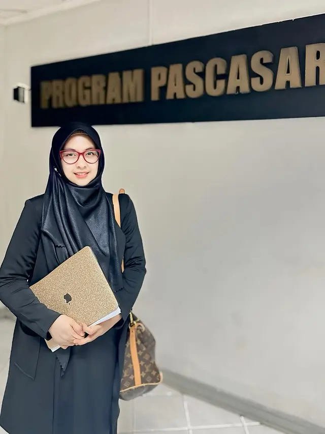 Shindy Putri Lulus Sidang S2 MARS