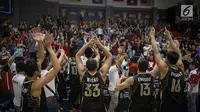 Suporter dan pemain timnas basket putra Indonesia bersorak usai memastikan satu tempat di partai final SEA Games 2017 Kuala Lumpur, Jumat (25/8). Tim Basket Indonesia menaklukkan Thailand dengan skor 79-74 pada laga semifinal. (Liputan6.com/Faizal Fanani)