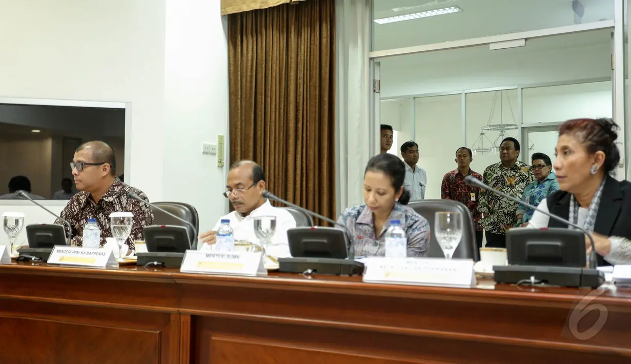 Sejumlah Menteri tampak hadir di rapat terbatas Kantor Presiden, Jakarta, Senin (25/5/2015). Rapat terbatas tersebut membahas antara lain persiapan lebaran, infrastruktur, pertanian, pariwisata, dan sektor perikanan. (Liputan6.com/Faizal Fanani)