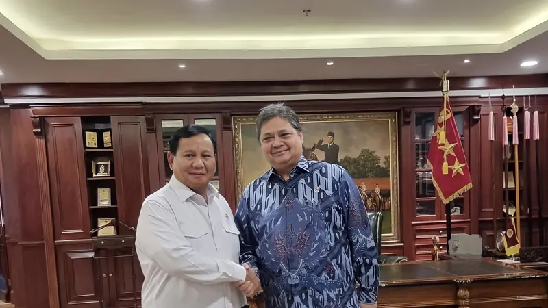 Ketua Umum (Ketum) Partai Golkar Airlangga Hartarto bertemu Ketua Umum Partai Gerindra Prabowo Subianto