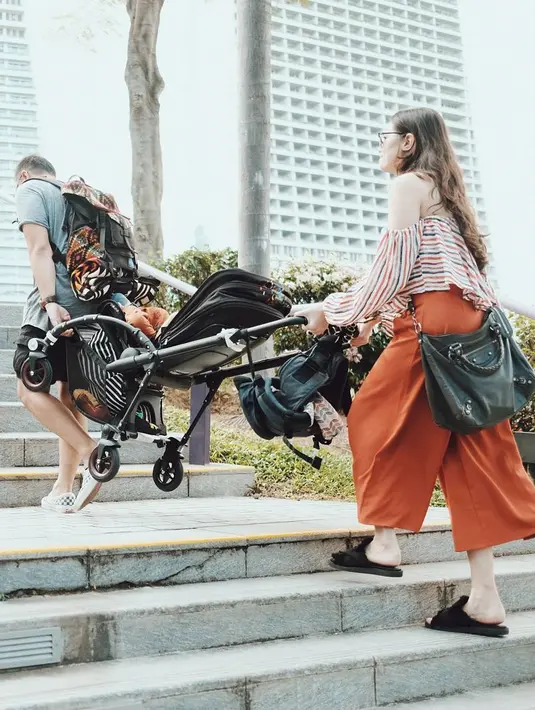 Bahkan Sabai Morscheck tak malu untuk mengangkat stroller saat menaiki tangga. (Foto: instagram.com/ringgoagus)
