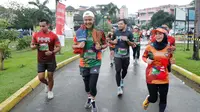Finish Friendship Run di Istana Maimun, Ganjar Terima Kain Ulos dari Penggemar