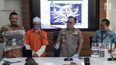 Karopenmas Divisi Humas Polri Brigjen Pol Dedi Prasetyo (dua kanan) didampingi Kasubdit II Dittipidsiber Bareskrim Polri Kombes Pol Rickynaldo Chairul (kiri) menunjukkan barang bukti dan tersangka kreator propaganda dan penyebar hoaks SARA, Jakarta, Jumat (28/6/2019). (Liputan6.com/Faizal Fanani)