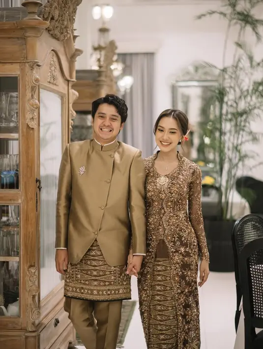 Dalam unggahan tersebut, perhatian langsung tertuju pada penampilan elegan Raissa Ramadhani yang tampil memukau dalam balutan kebaya bronze yang begitu mewah.  [@raissarmdhn].