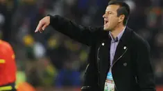 Pelatih Brasil Carlos Dunga memberi instruksi kepada timnya di laga 16 besar PD 2010 melawan Cile Ellis Park Stadium, Johannesburg, 28 Juni 2010. Brasil unggul 3-0. AFP PHOTO / ANTONIO SCORZA 