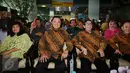 Mantan Menteri Hukum dan HAM, Amir Syamsudin (kedua kiri) hadir pada pembukaan Napi Craft 2015 di Jakarta, Senin (12/21/2015). Napi Craft 2015 merupakan pameran hasil kreativitas warga binaan lembaga pemasyarakatan. (Liputan6.com/Helmi Fithriansyah)