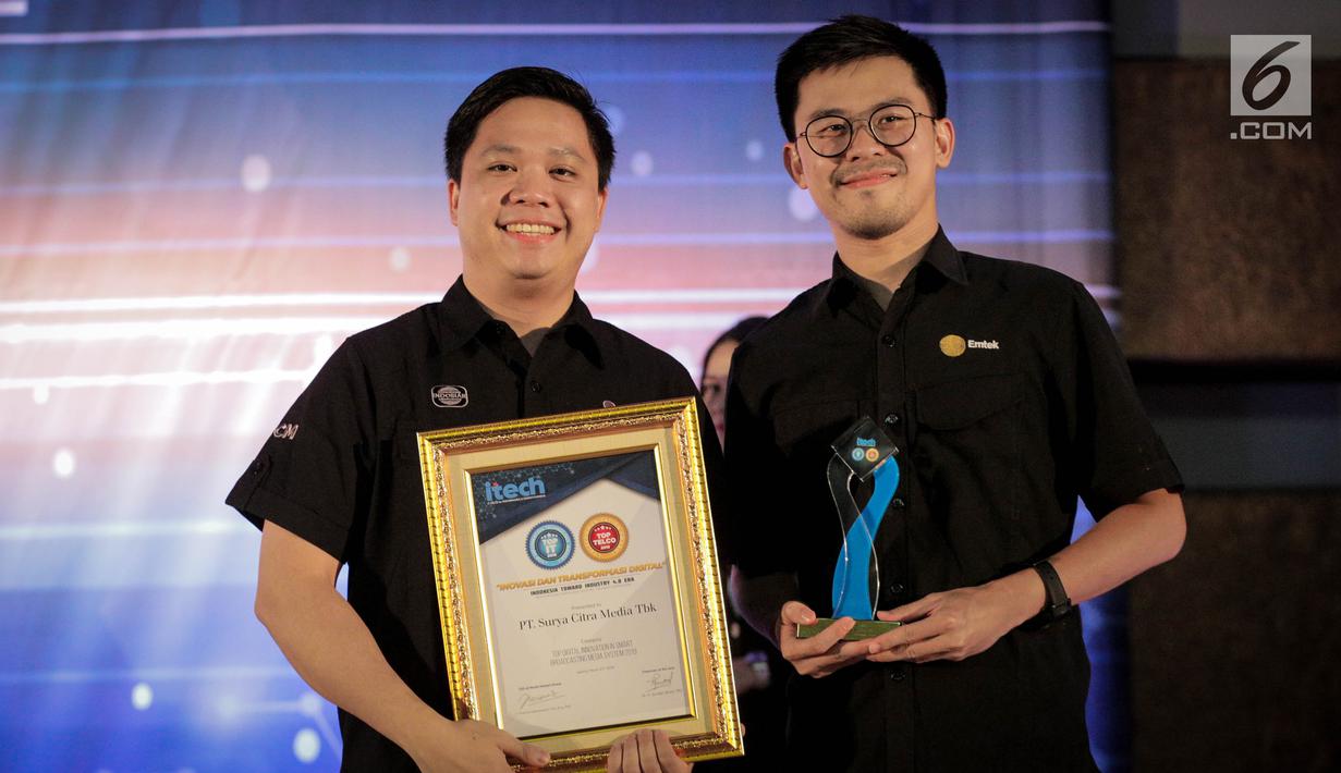 Deputy Director Programming SCTV David Suwarto dan GM Business Development EMTEK Edward Mulianto foto bersama usai menerima penghargaan TOP IT & TELCO 2019 di Jakarta, Rabu (27/3). Penghargaan ini diberikan menyikapi tren perkembangan IT dan TELCO dengan pemutkhiran.(Liputan6.com/Faizal Fanani)