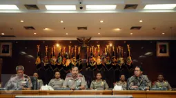 Kapolri Jenderal Pol Badrodin Haiti (tengah) bersama pelaksana Piala Bhayangkara 2016, Joko Driyono memberikan keterangan di Mabes Polri Jakarta, Senin (15/2/2016). Piala Bhayangkara 2016 diikuti 10 tim terbaik. (Liputan6.com/Helmi Fithriansyah)