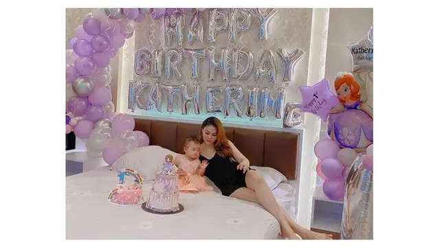 7 Potret Ultah Pertama Anak DJ Katty Butterfly, Tanpa Kehadiran Ayah