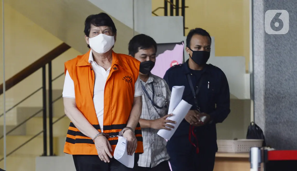 Eks Kepala Dinas Pengelolaan Keuangan dan Aset Daerah Kota Bandung Herry Nurhayat usai menjalani pemeriksaan di Gedung KPK, Jakarta, Kamis (23/4/2020). Herry diperiksa sebagai tersangka untuk melengkapi berkas kasus dugaan korupsi pengadaan RTH di Pemkot Bandung pada 2012. (merdeka.com/Dwi Narwoko)