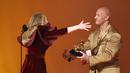 Adele ingin memeluk aktor Dwayne Johnson saat menerima penghargaan Best Pop Solo Performance untuk lagu "Easy On Me," selama Grammy Awards 2023 di Crypto.com Arena di Los Angeles, California pada 5 Februari 2023. Di acara ini, Adele dipertemukan dengan sosok idolanya, Dwayne Johnson alias The Rock. (Frazer Harrison/Getty Images/AFP)