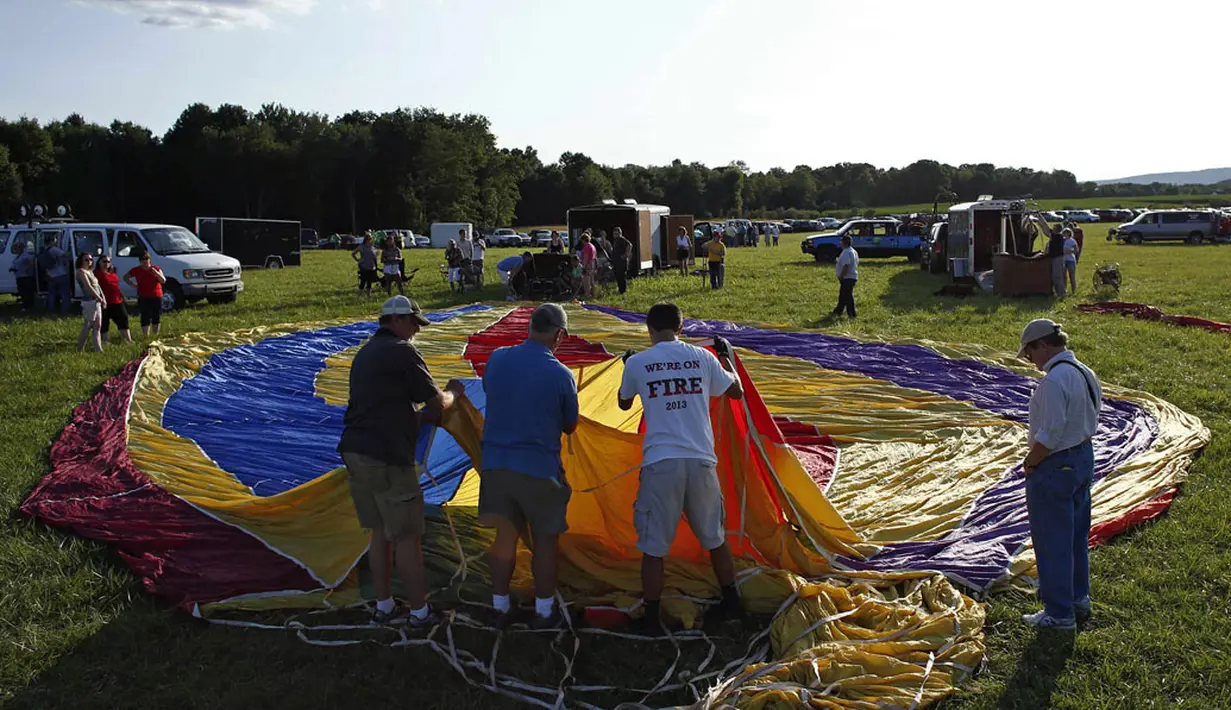 Beberapa orang mempersiapkan balon mereka untuk diterbangkan dalam festival tahunan QuickChek New Jersey ke-32 di Readington, (25/7/2014). (REUTERS/Eduardo Munoz)