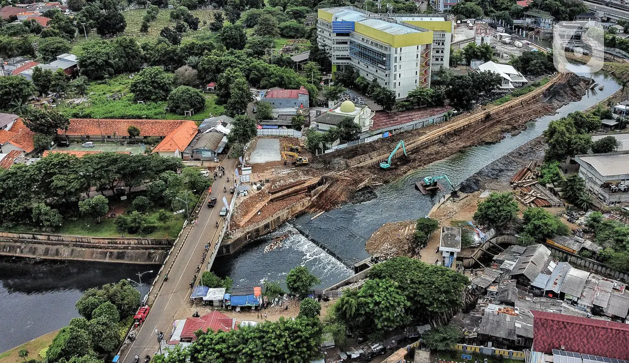 Pandangan udara proyek pembangunan sodetan Kali Ciliwung di Banjir Kanal Timur (BKT), Jakarta Timur, Senin (20/2/2023). Progres pembangunan sodetan Kali Ciliwung menuju BKT sudah mencapai 62 persen. Proyek yang menelan biaya mencapai Rp1,2 triliun ini ditargetkan berfungsi paling lambat April 2023. (merdeka.com/Iqbal S Nugroho)