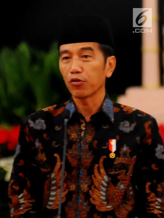Presiden Joko Widodo memberi sambutan saat buka puasa bersama pimpinan lembaga negara di Istana Negara, Jakarta, Senin (6/5/2019). Mereka di antaranya Ketua MPR Zulkifli Hasan, Wakil Ketua MPR Muhaimin Iskandar, Ketua DPR Bambang Soesatyo, Wakil Ketua DPR Fahri Hamzah. (Liputan6.com/Angga Yuniar)