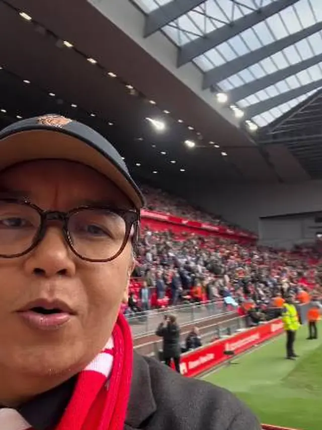 7 Potret Ari Lasso Rayakan Paskah di Inggris, Nonton Pertandingan Liverpool