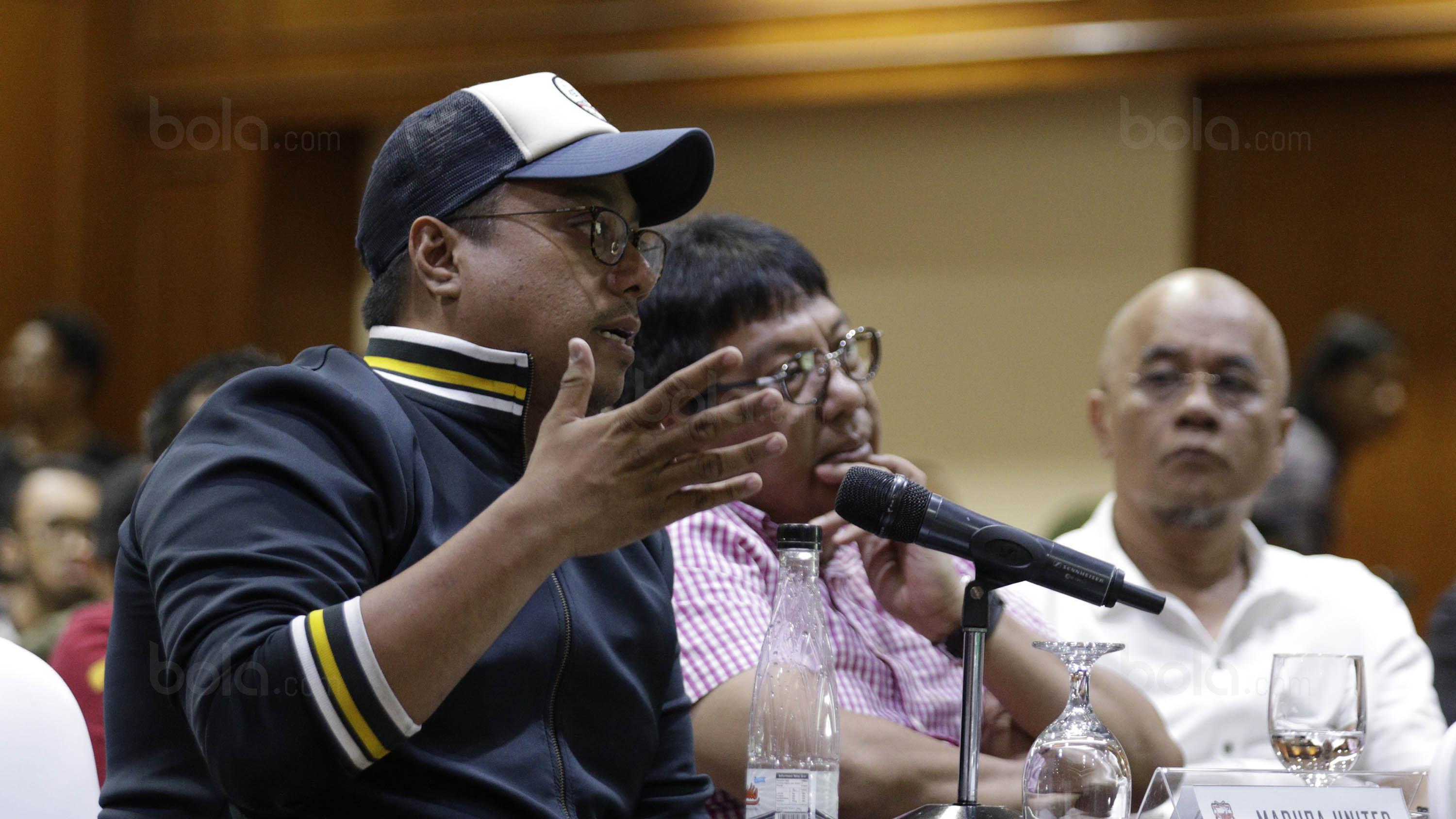 Sejumlah perwakilan klub saat menghadiri drawing babak 8 besar Piala Presiden 2018 di Hotel Sultan, Jakarta, Rabu (31/1/2018). Pertandingan di fase 8 besar akan digelar di Stadion Manahan, Solo, 3 dan 4 Februari 2018. (Bola.com/M Iqbal Ichsan)