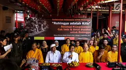 Suasana dialog tentang kekerasan terhadap muslim Rohingya di Wihara Dharma Bhakti (Cing Te Yen) Petak Sembilan Glodok, Jakarta, Minggu (3/9). Dialog tersebut merupakan bentuk solidaritas untuk muslim Rohingya. (Liputan6.com/Angga Yuniar)