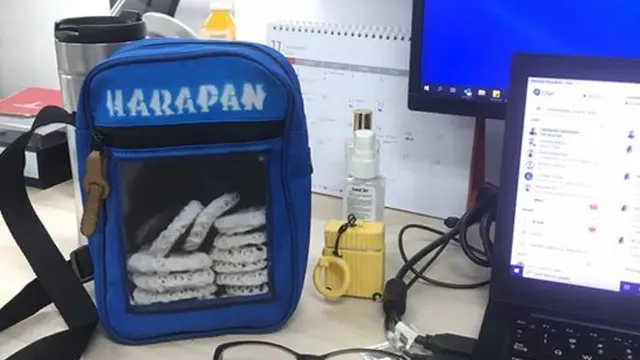 Gaya Wanita Pakai Tas Kaleng Kerupuk Sukses Bikin Terpukau
