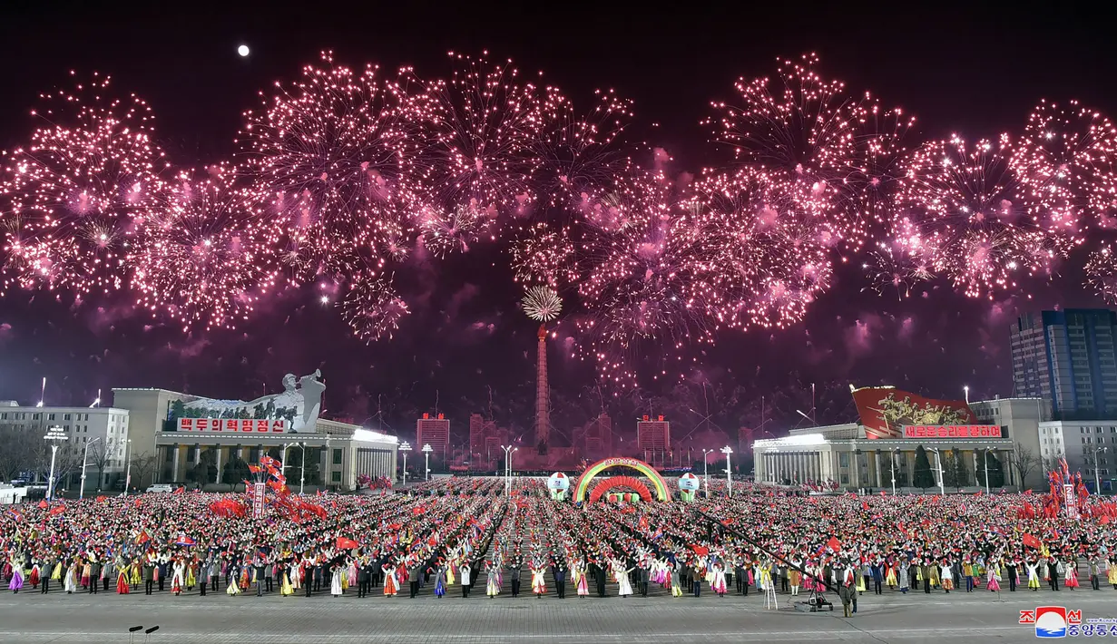 Para pelajar muda merayakan peringatan 80 tahun kelahiran Kim Jong Il, di Pyongyang (16/2/2022). Ulang tahun Kim Jong Il merupakan hari libur besar yang disebut Hari Bintang Cemerlang di Korea Utara. (AFP/KCNA Via KNS/STR)