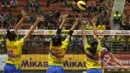 Para pevoli Jakarta PGN Popsivo, berusaha menahan serangan dari pevoli Jakarta Pertamina Energi, Logan Tom. Hanya menang 3-2 membuat langkah Jakarta Pertamina Energi ke final masih tertahan. (Bola.com/Vitalis Yogi Trisna)