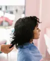 Berasal dari tradisi perawatan rambut turun-temurun, hair oiling kini menjadi bagian dari rutinitas kecantikan modern yang bisa disesuaikan dengan kebutuhan rambut. (Foto/Dok: Pexels)