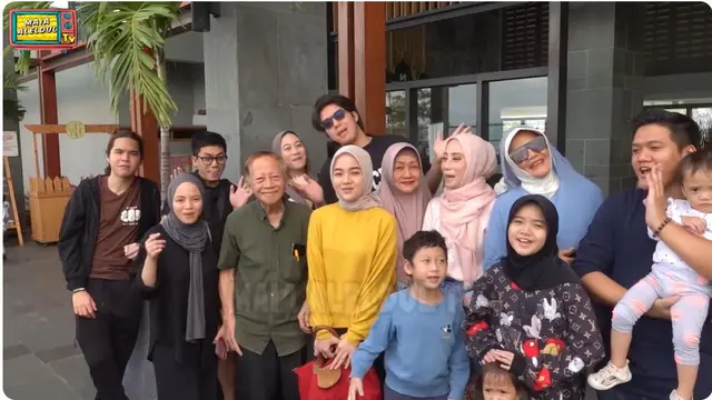 6 Potret Maia Estianty Rayakan Ultah Pernikahan Orangtua ke-59, Penuh Bahagia