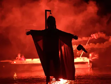 Sebuah patung Yudas siap dibakar saat perayaan tradisi Paskah kuno di semenanjung Peloponnese, Yunani (8/4). Perayaan ini digelar sebagai simbolis hukuman atas pengkhianatan Yudas kepada Yesus Kristus. (AP/Petros Giannakouris)