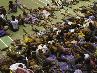 Para pengungsi etnis Rohingya tidur di tempat penampungan di Lhoksukon, Aceh, Senin (11/5/2015). Sekitar 500 migran terdampar di pantai Aceh setelah terapung-apung di laut selama sebulan karena kehabisan bahan bakar. (REUTERS/Roni Bintang)