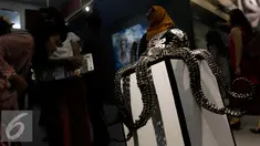 Karya seni berbentuk gurita dipamerkan saat pameran seni rupa dan imaji bahari dengan tema "Nautika Bahari" di Galeri Nasional, Jakarta, Selasa (13/9). (Liputan6.com/Johan Tallo)