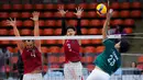 Pemain Timnas voli putra Indonesia melakukan blocking saat melawan Myanmar pada babak penyisihan Grup B SEA Games 2025 di di Stadion Indoor Huamark, Bangkok, Thailand, pada Senin (15/12/2025) pagi WIB. (Bola.com/Bagaskara Lazuardi)