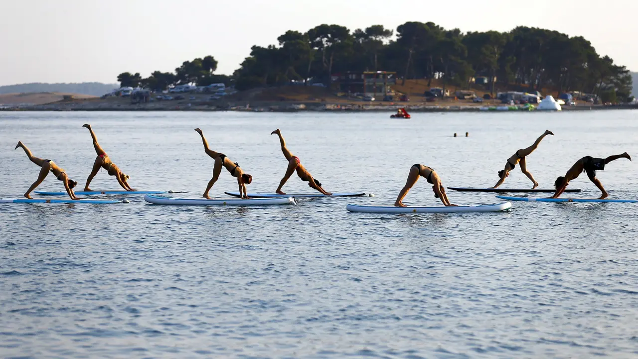 20150806-Sekelompok Wanita Berbikini Yoga di Atas Permukaan Laut-Kroasia
