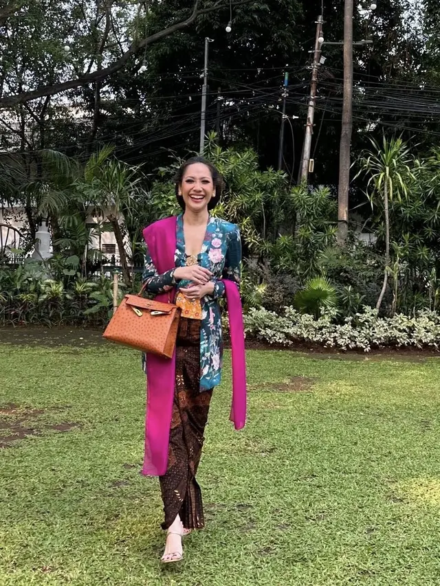 Bunga Citra Lestari Dibalut Kebaya saat Jadi Bridesmaid