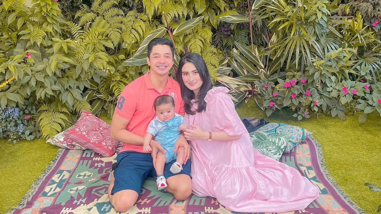7 Momen Liburan Adly Fairuz dan Angbeen Rishi, Buah Hatinya Tampil Menggemaskan