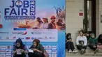 Para pencari kerja mendaftar melalui ponsel mereka di salah satu event bursa kerja, Surabaya, Jawa Timur pada Selasa 7 April 2026. Dinas Perindustrian dan Tenaga Kerja (Disperinaker) Kota Surabaya, Jawa Timur, menggelar Job Fair Surabaya Industrial & Labour (SIL) 2026. (JUNI KRISWANTO/AFP)