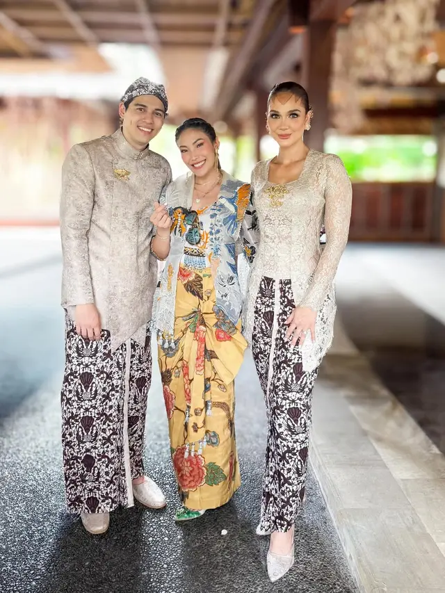7 Potret Artis di Siraman Luna Maya dan Maxime Bouttier, 'Geng Menteri Ceria' Kompak
