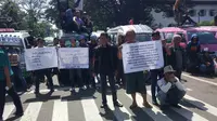 Demo penolakan ojek dan taksi online di Bandung (Liputan6.com/Kukuh Saokani)