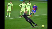 Penjaga gawang Eibar, Marko Dmitrovic melakukan tendangan penalti ke gawang Atletico Madrid pada laga pekan ke-19 La Liga di Estadio Municipal de Ipurua, Jumat (23/1/2021). Atletico Madrid meraih kemenangan 2-1 atas Eibar. (Foto: AFP/Ander Gillenea)