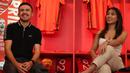 <p>Oliver Bias (kiri), pemain asal Filipina didampingi sang kekasih, Kaye Lavin saat diperkenalkan sebagai pemain asing baru Persija Jakarta di Persija Store, Kuningan, Jakarta Selatan, Kamis (27/7/2023). (Bola.com/Abdul Aziz)</p>