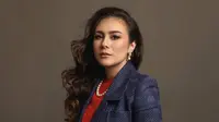 Aktris dan model berdarah Jawa-Inggris ini merupakan publik figur yang memiliki paras cantik dan awet muda. Meski hampir berkepala empat, ia tetap menawan dengan makeup tebal. (Liputan6.com/IG/@wulanguritno)