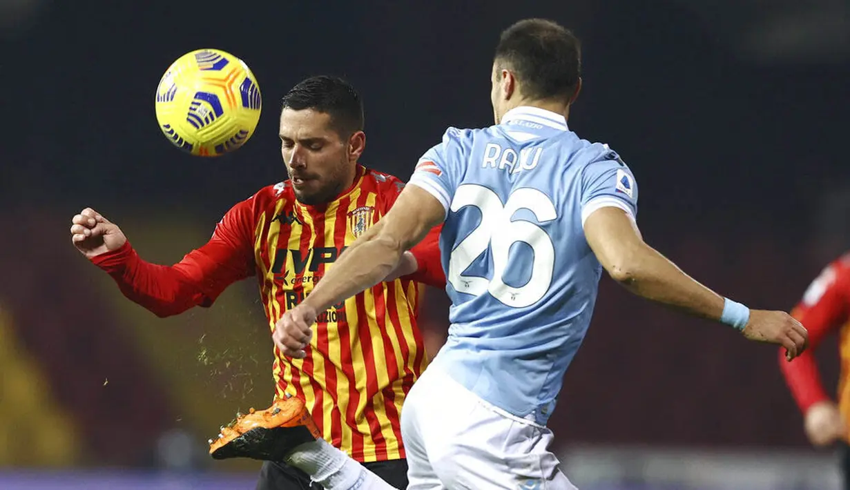 Pemain Benevento, Gianluca Caprari, berebut bola dengan pemain Lazio, Stefan Radu, pada laga Liga Italia di Stadion Vigorito, Rabu (16/12/2020). Kedua tim bermain imbang 1-1. (Alessandro Garofalo/LaPresse via AP)